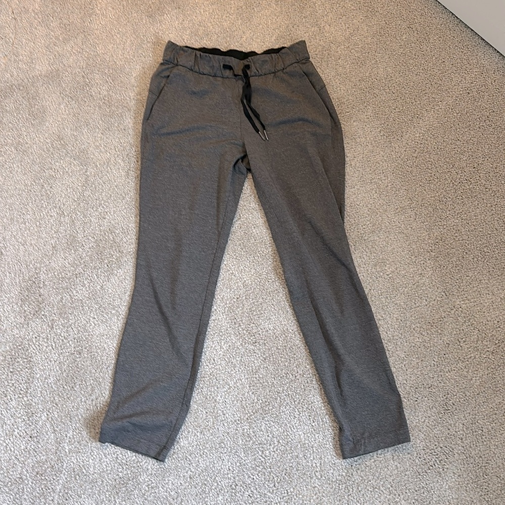****LULULEMON**** On the fly pant, gray, tapered leg, size 4, drawstring